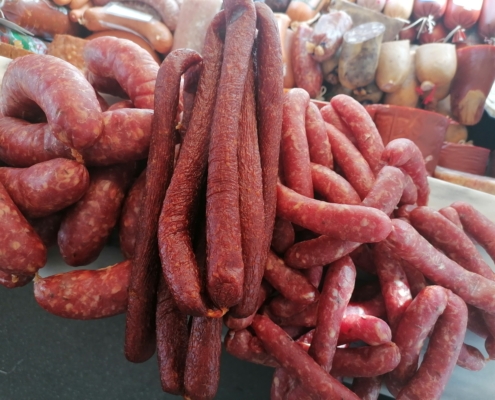 Unsere traditionellen Knacker und Knusperstangen Wurst